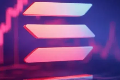 El logo de la criptomoneda Solana en color rosa.