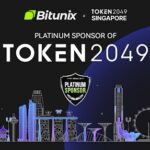 Silueta de ciudad en fondo negro, azul y púrpura con logo de Bitunix y de Token2049 Singapore