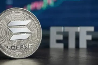 Una moneda física de solana junto a las letras ETF.